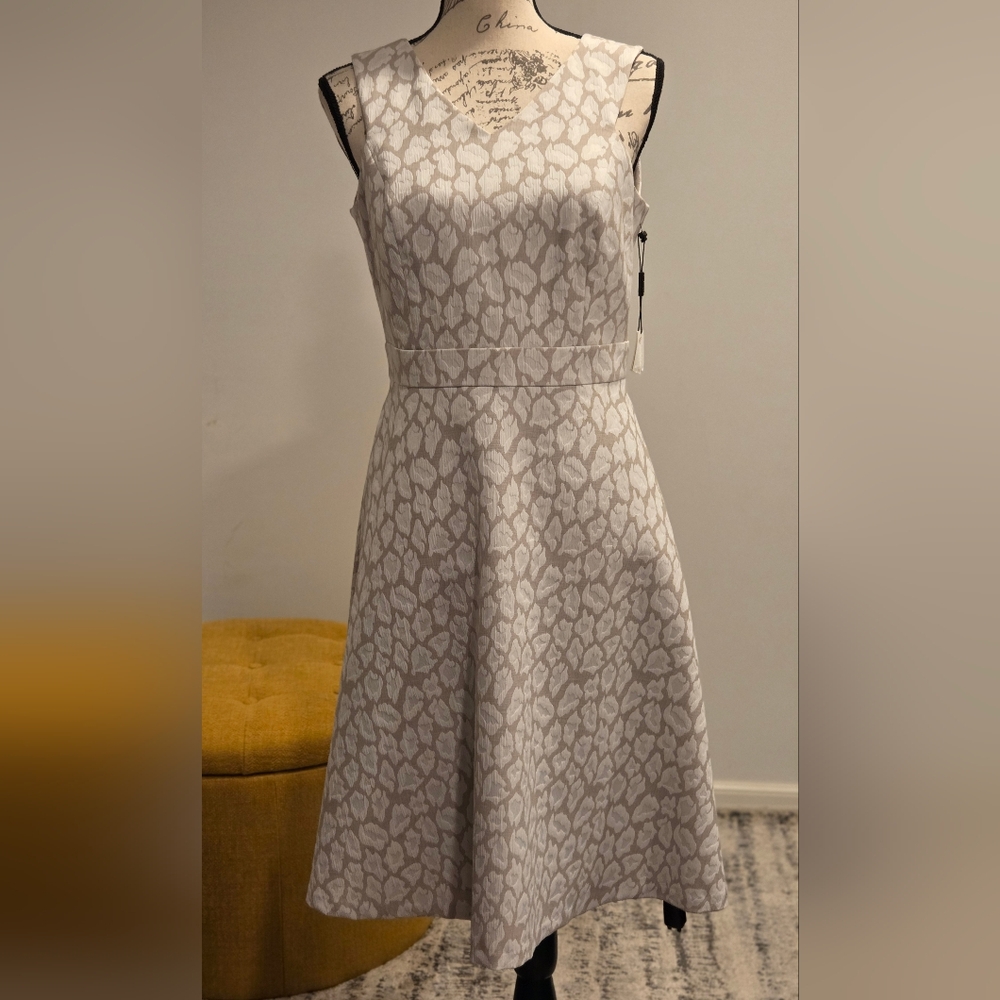 Calvin Klein Sleeveless V-Neck A-Line Dress in Light Beige Pattern Size 6 - Picture 2 of 16